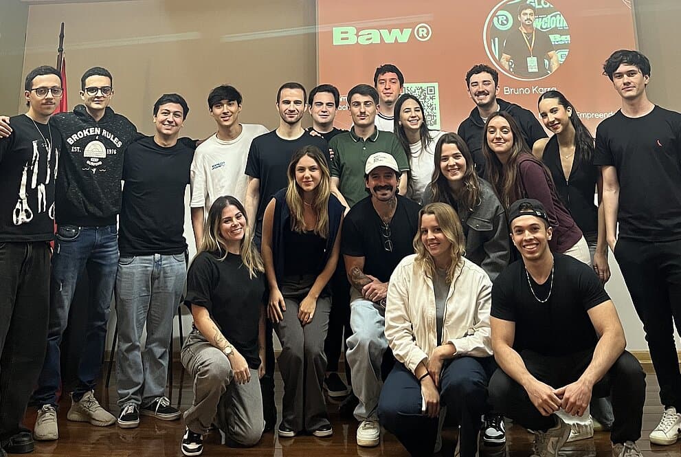 Estudantes colaborando